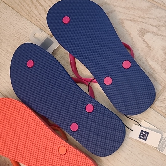 3 Pair of BNWT Flip Flops Two GAP & One Pair of Old Navy in a Size 10. - Picture 5 of 8